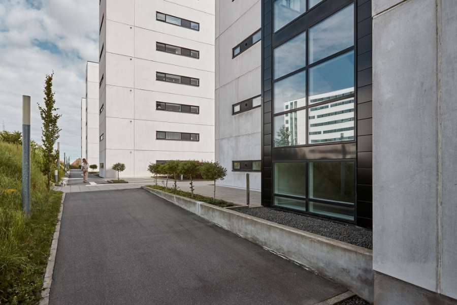 Betonkarréer ”limet” sammen med aluminiumsprofiler, Svanelundsbakken 16-22, 9800 Hjørring